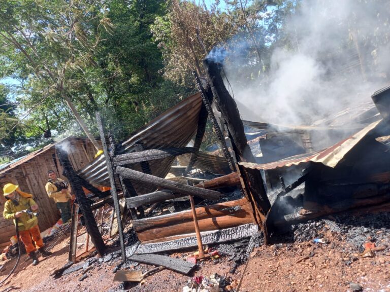 Voraz incendio destruyó por completo una casa de madera en Barrio Cerro