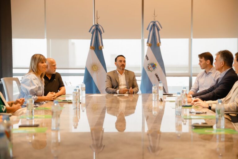 Valdés recibió a representantes de FECORR para analizar la situación del comercio y la industria