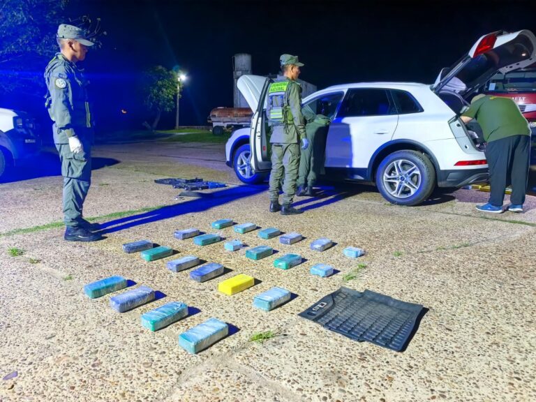 Escanearon un auto que arribó a un control vial y detectaron 88 kilos de cocaína ocultos debajo del piso