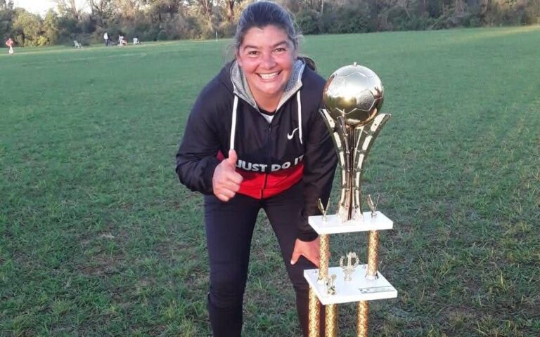 Paola Viera, la santotomeña que jugará un torneo de fútbol para un equipo de veteranos de varones