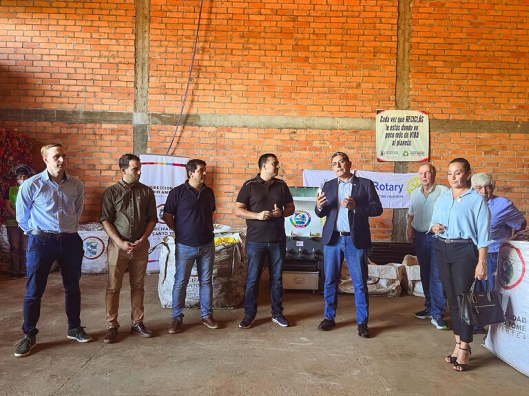 Autoridades del Municipio, del Rotary Club y empresas privadas celebraron la incorporación de la moderna maquinaria