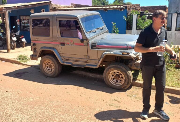 Grave siniestro vial: un auto atropelló a una moto y hay dos heridas, una de ellas de gravedad