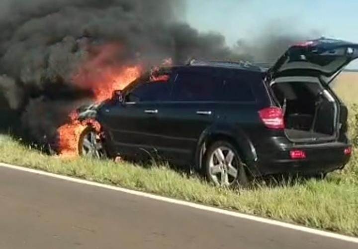 Automóvil se prendió fuego en plena Ruta Nacional 14