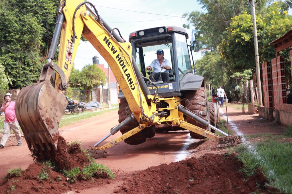 Municipio y vecinos: Comenzó una nueva obra de cordón cuneta bajo el programa Mita y Mita