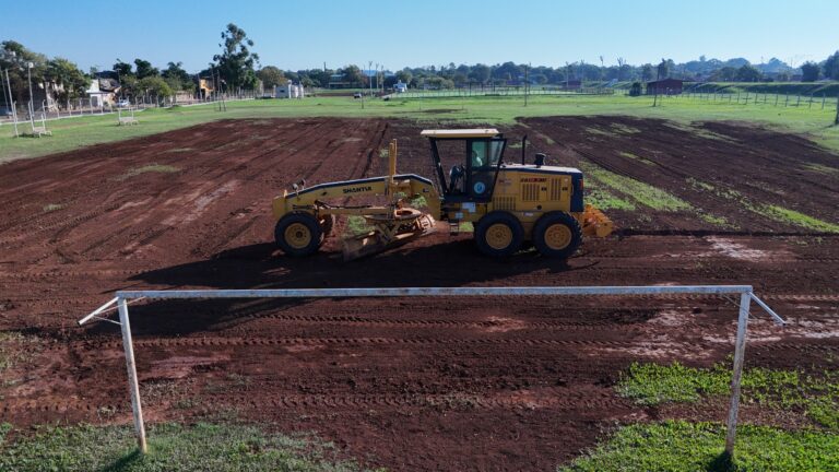Colocan nuevo techo en el Complejo Polideportivo Municipal y construyen dos nuevas canchas para el futbol infantil