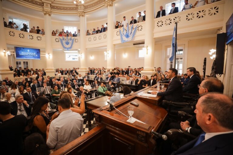 El gobernador Juan Pablo Valdés inauguró el período legislativo 2026 anunciando fuertes inversiones en infraestructura y el lanzamiento del programa «Sostiene Corrientes»