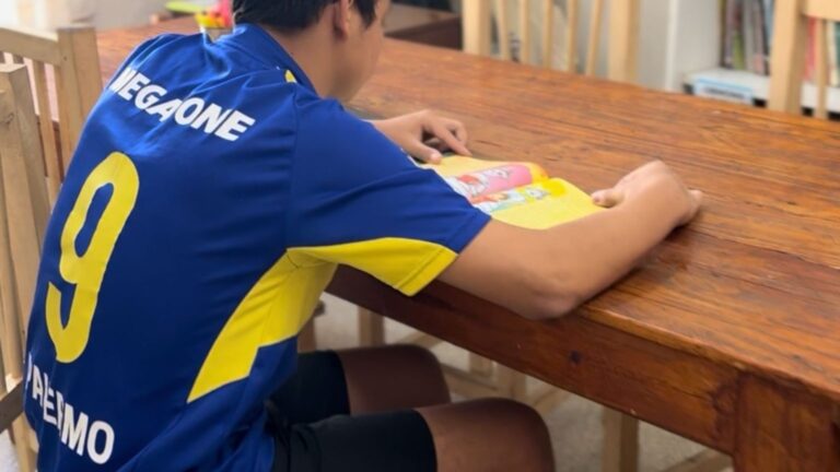 Josué tiene 16 años y un sueño sencillo: ir a la cancha de Boca con una familia que lo quiera