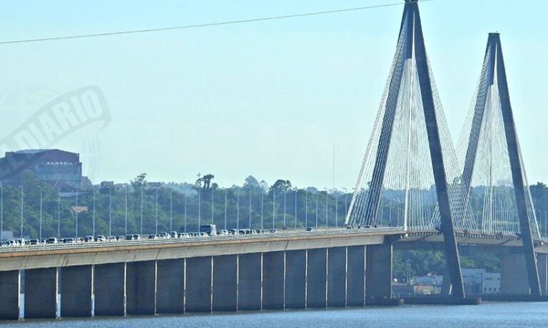 Coimas para evitar largas filas en la frontera con Paraguay: 24 gendarmes y 22 aduaneros involucrados en la causa