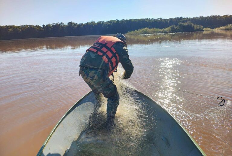 Golpe a la pesca furtiva en Santo Tomé: Prefectura secuestró casi un kilómetro de redes ilegales