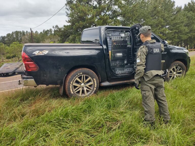 Misiones: Abandonan una camioneta brasileña cargada con 19.500 atados de cigarrillos ilegales