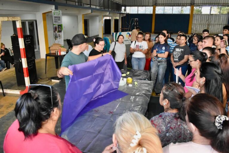 Realizaron un taller de carnaval sustentable con participación de comparseros, emprendedores y estudiantes