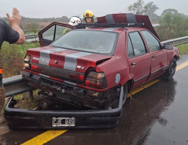 Despiste y milagro bajo la tormenta: una pareja resultó ilesa tras volcar en la Ruta 14 cerca de Bompland
