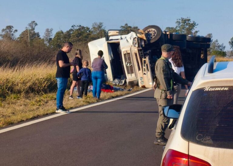 Choque entre un auto y un camión en Torrent: tres personas fueron hospitalizadas de urgencia