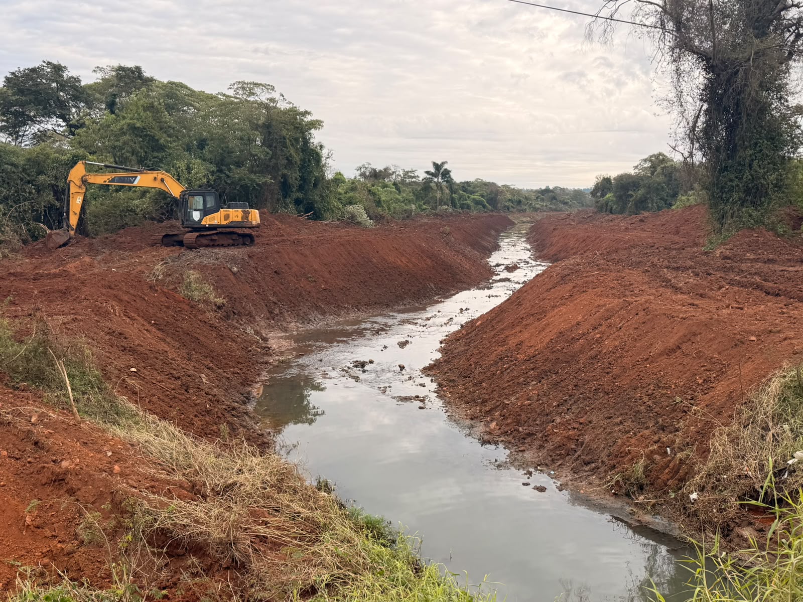 El Municipio trabajó este domingo en la recta final del saneamiento del arroyo Picardía