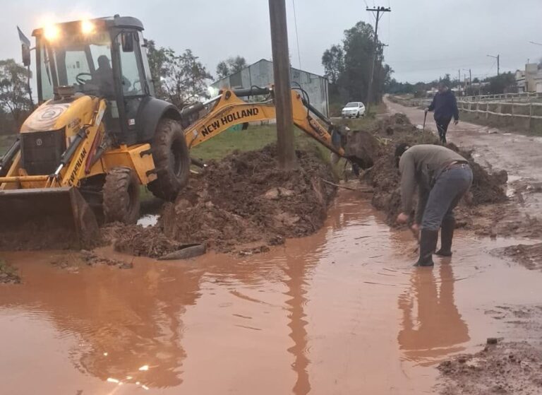Ante la posibilidad de posibles temporales: cuadrillas municipales limpian canales clave ante el alerta por lluvias y tormentas