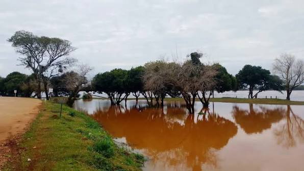 El río Uruguay crece a ritmo sostenido y Santo Tomé entra en estado de alerta hidrológica