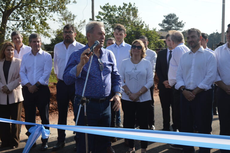 El Gobernador inauguró la pavimentación del acceso al Complejo Industrial Maderero Zozzoli SA en Santo Tomé