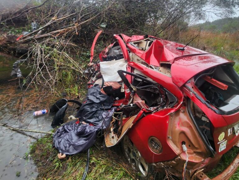 Choque fatal en Desiderio Sosa: dos muertos tras la colisión entre un auto y un camión que escapó de la escena