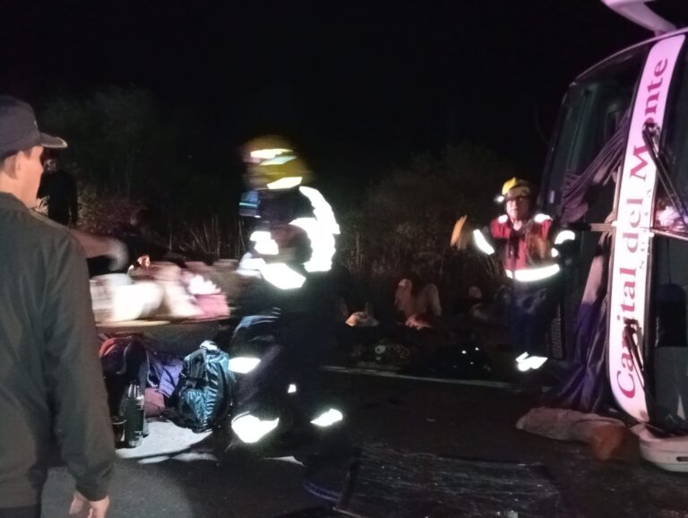 Despistó un colectivo de larga distancia en la Ruta Nacional 14 y hay una persona fallecida