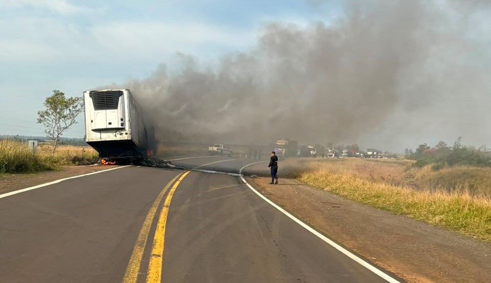 Ruta 14: Se incendió un camión chileno que transportaba pescado y las pérdidas fueron totales