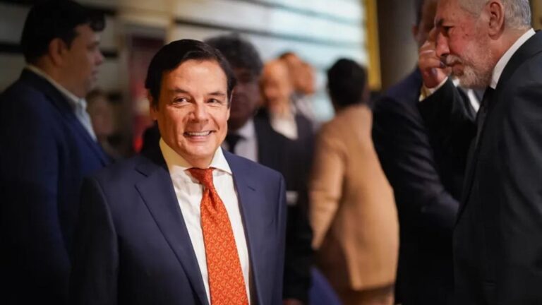 Denuncian a Rovira por enriquecimiento y piden que le prohíban salir del país