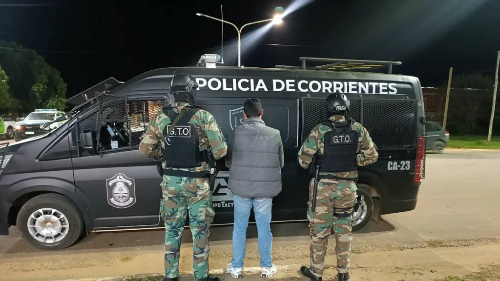 Golpe al narcotráfico en La Cruz: tres allanamientos simultáneos dejaron dos detenidos y un ladrillo de cocaína secuestrado