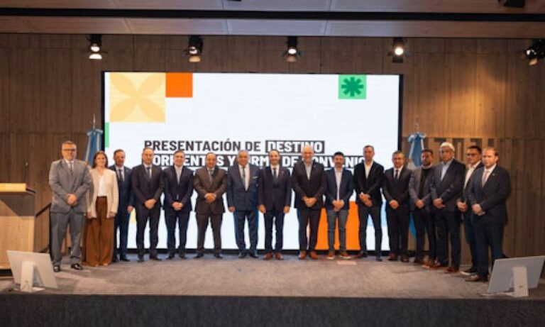 Valdés anuncia créditos para el área de turismo al presentar «Destino Corrientes»