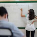 La estabilidad docente llega tarde y el salario alcanza su pico después de los 45