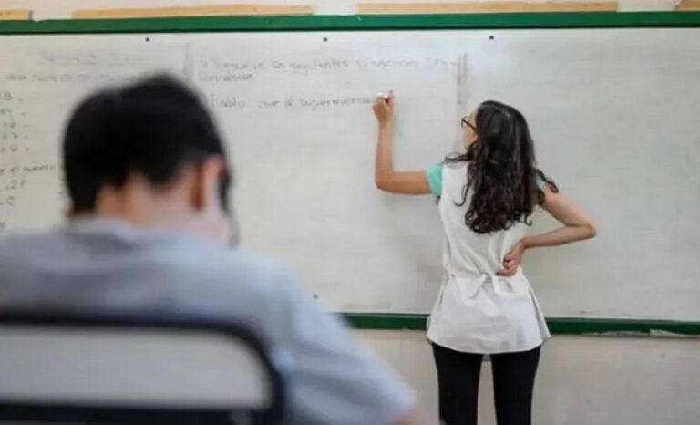 La estabilidad docente llega tarde y el salario alcanza su pico después de los 45