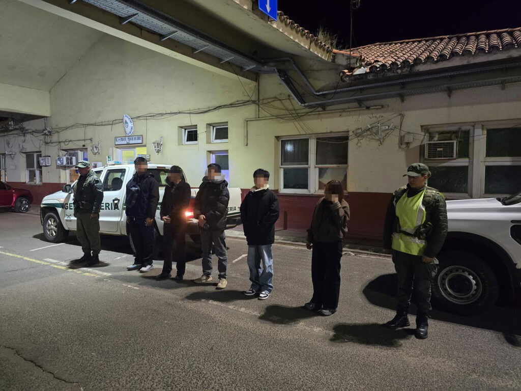 Controlan un ómnibus en Ruta 14 y expulsan a cinco ciudadanos chinos con irregularidades migratorias
