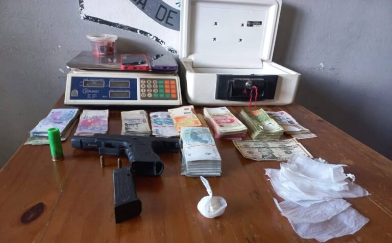    BARRIO CENTENARIO:  Golpe al narcomenudeo: allanaron un kiosco que vendía cocaína y secuestraron municiones de armas de fuego