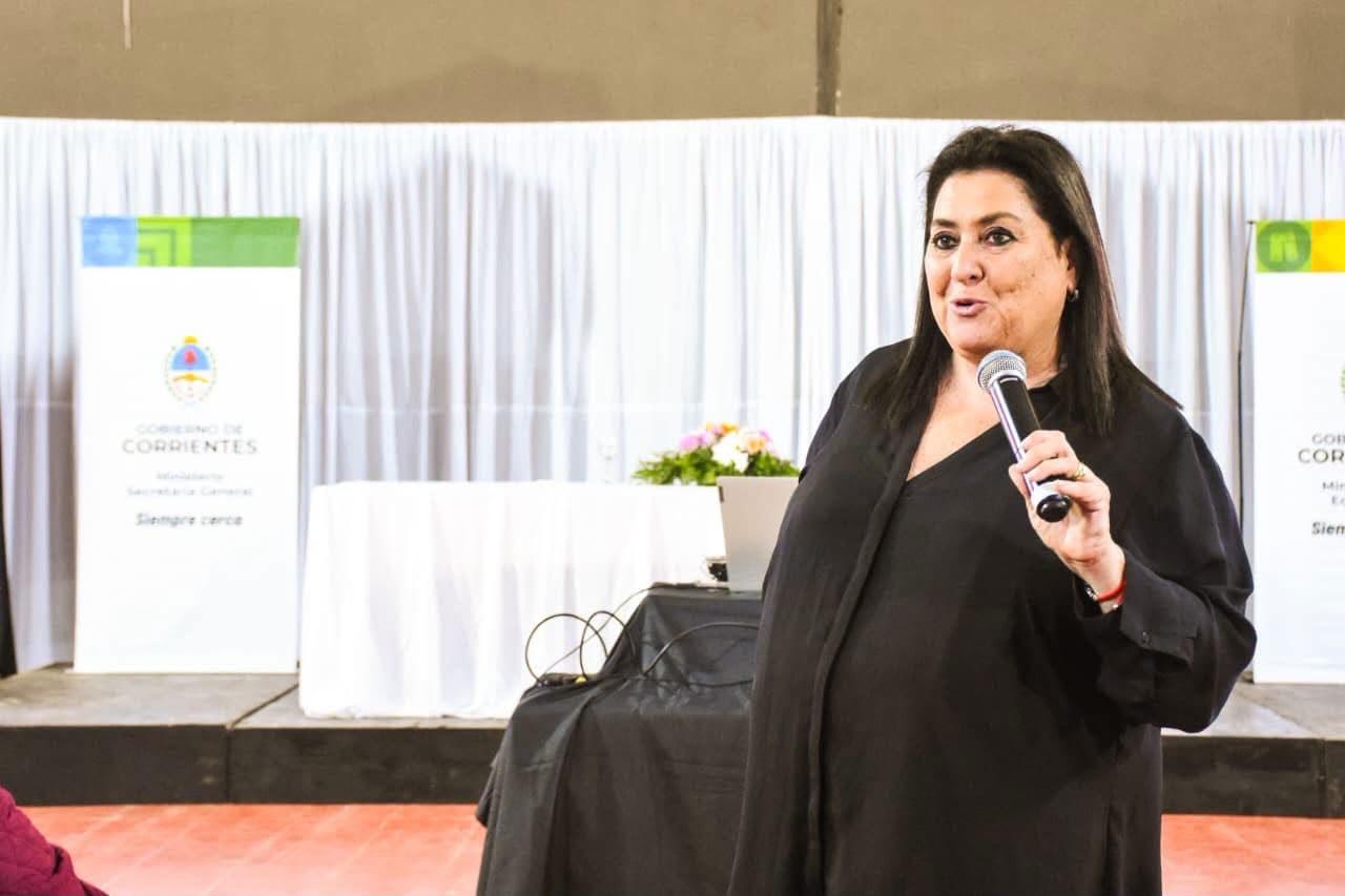    LAURA LEWIN:  Especialista en Educación brindó una charla sobre capacitación docente