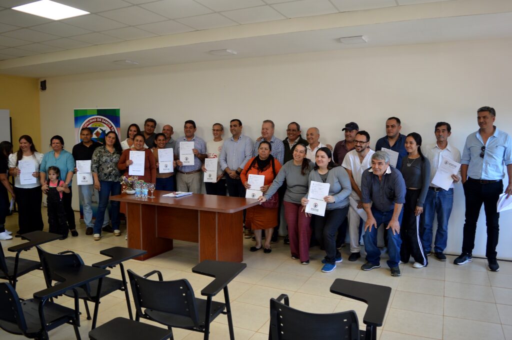 El Municipio entregó títulos de propiedad a vecinos e instituciones locales